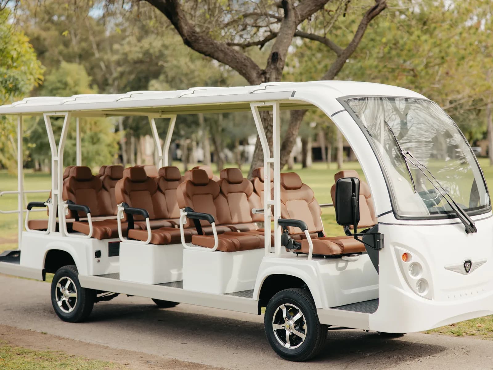 Zycar A14, tranvía eléctrico blanco, vista tres cuartos