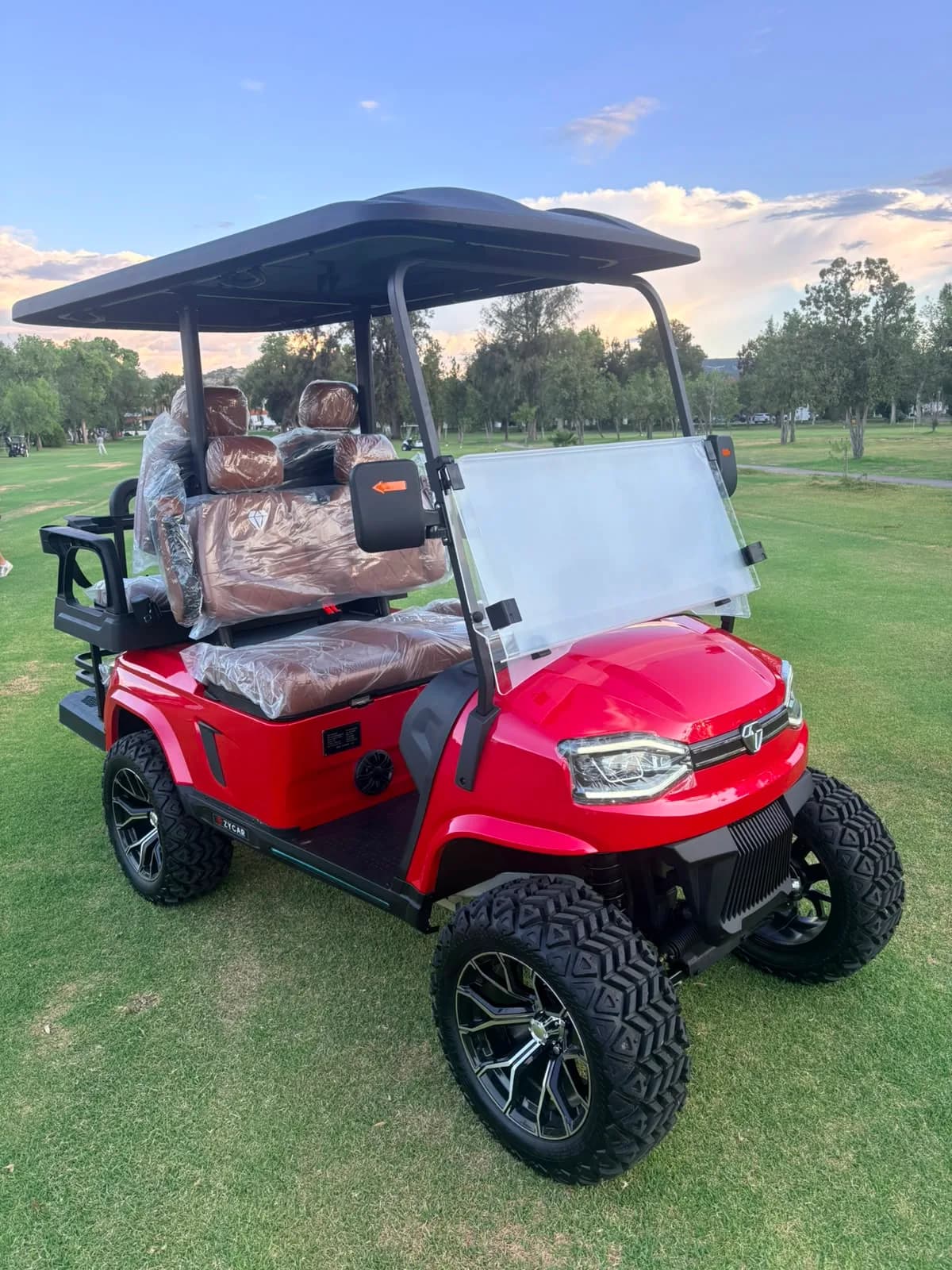 Zycar K4 High rojo en campo de golf