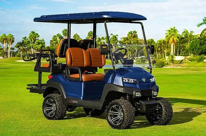 Zycar Z4 azul de 4 pasajeros en campo de golf, vista frontal lateral