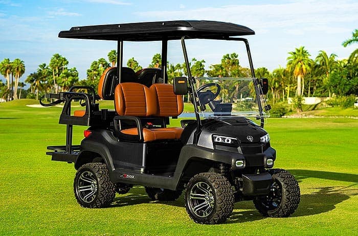 Zycar Z4 negro de 4 pasajeros con llantas todoterreno, vista frontal lateral