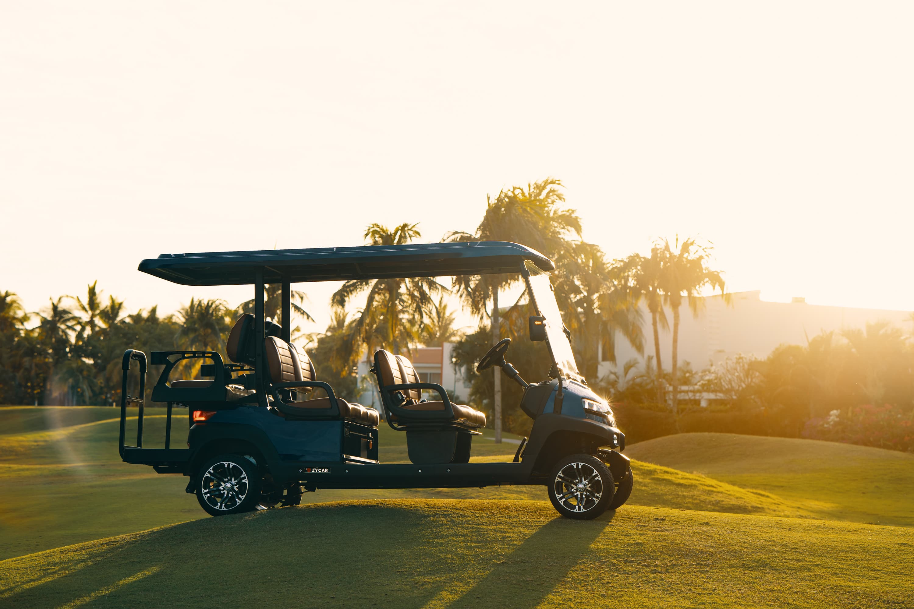 Zycar Z6 al atardecer en un campo de golf
