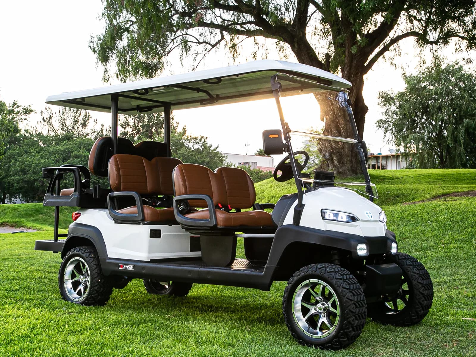 Zycar Z6 blanco al atardecer en campo de golf