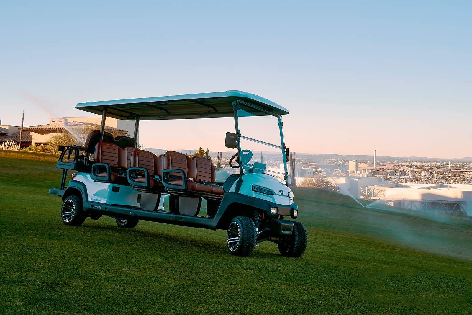 Zycar Z8 de 8 pasajeros en campo de golf, vista lateral