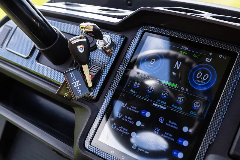Pantalla táctil con Bluetooth de un vehículo Zycar